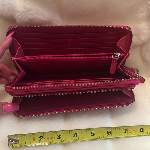 2025 💌🩷COACH HOT PINK WALLET 🩷 Double Zipper as seen. Outside zipper in front. 🩷 - Picture 4 of 8